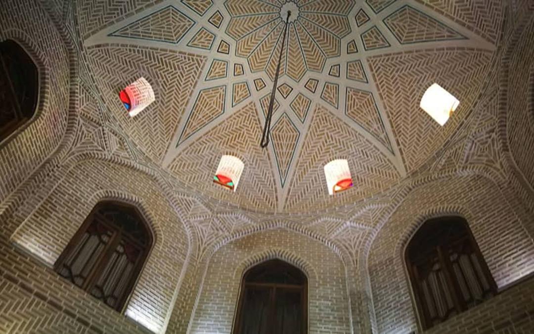 آجرکاری و کاربندی زیر گنبد در مسجدی تاریخی