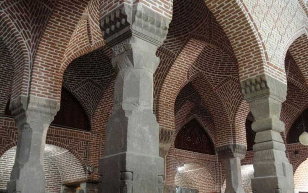 سازه ای تاریخی با ستون های سنگی و طاق های آجری
