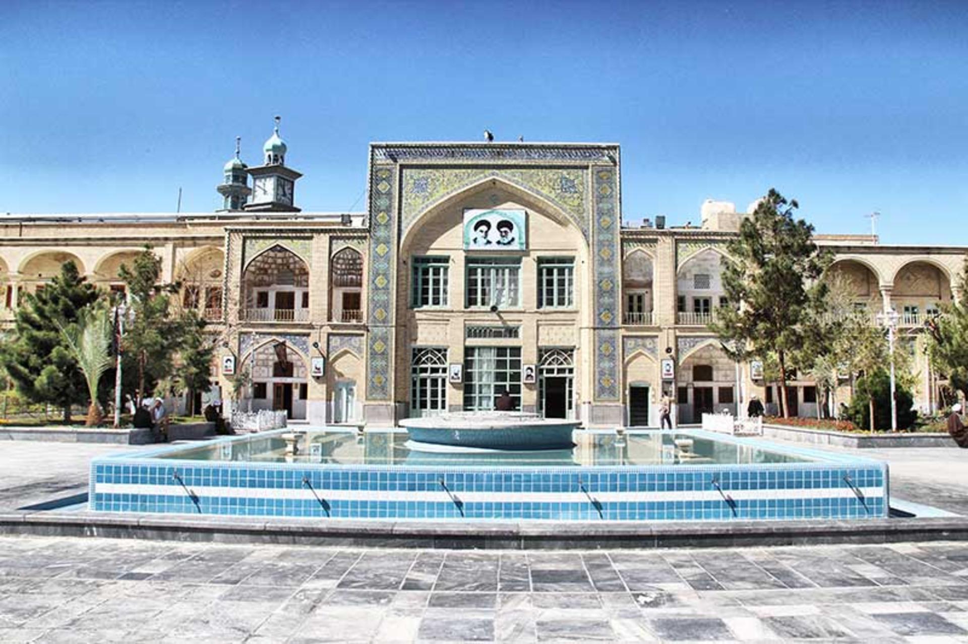 حیاط مدرسه فیضیه قم