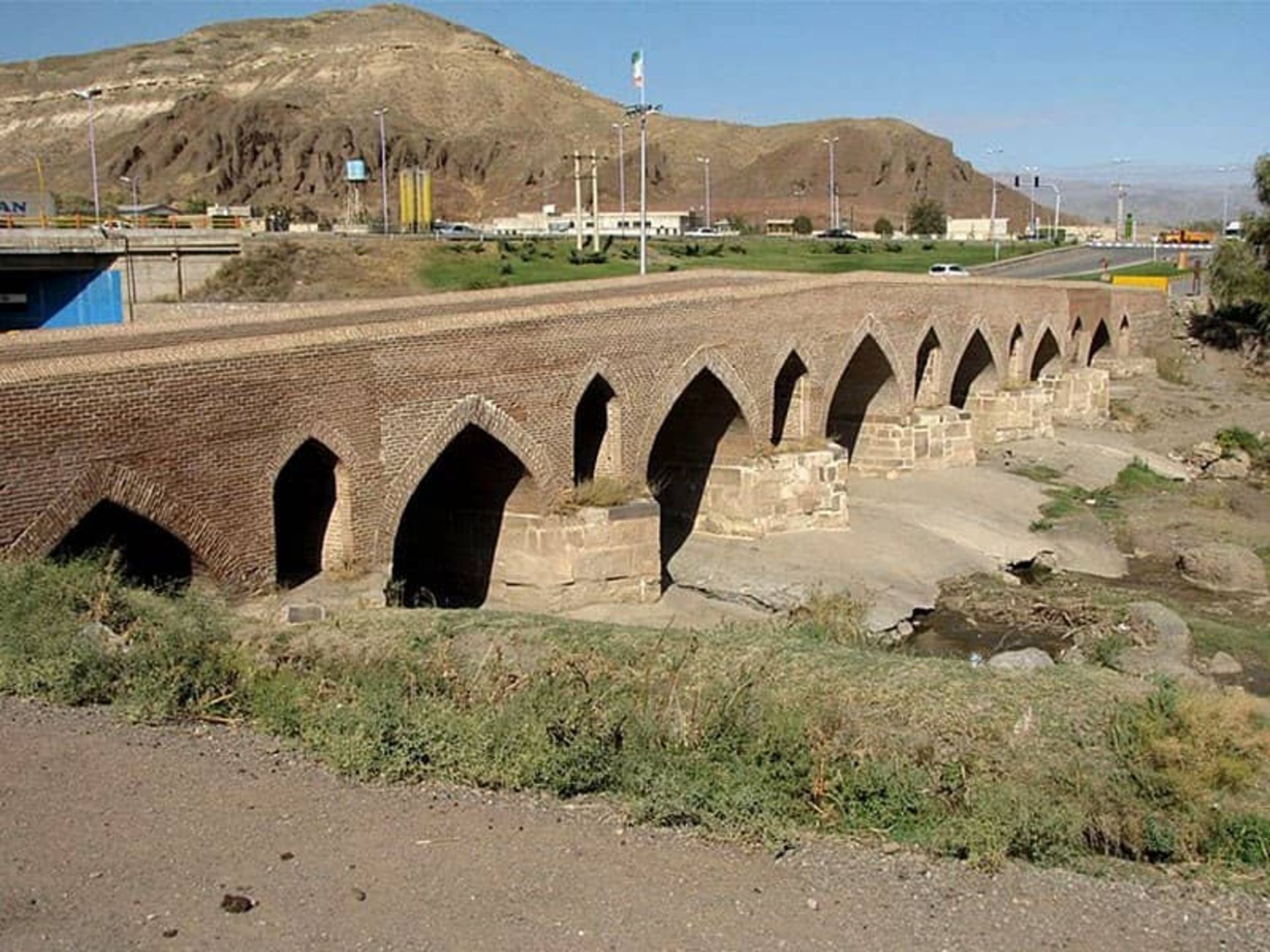 پلی تاریخی با چندین طاق روی رودخانه