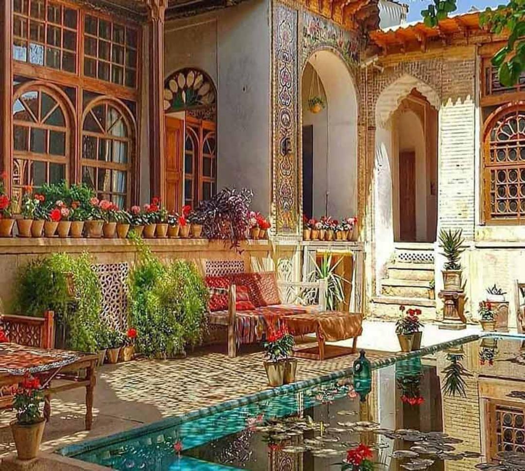 حیاط خانه منطقی نژاد شیراز با گلکاری های زیبا