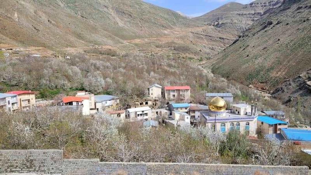 روستایی ییلاقی در وسط کوهستان