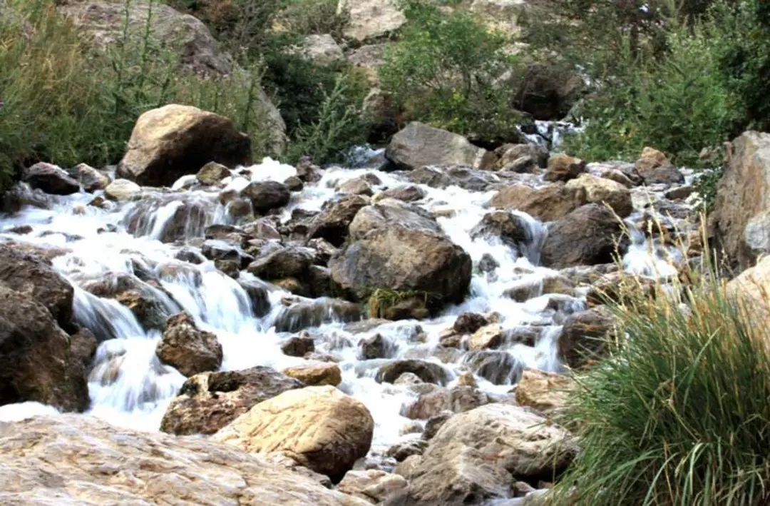 چشمه میشی سی سخت در مسیر کوهستان پر از سنگ
