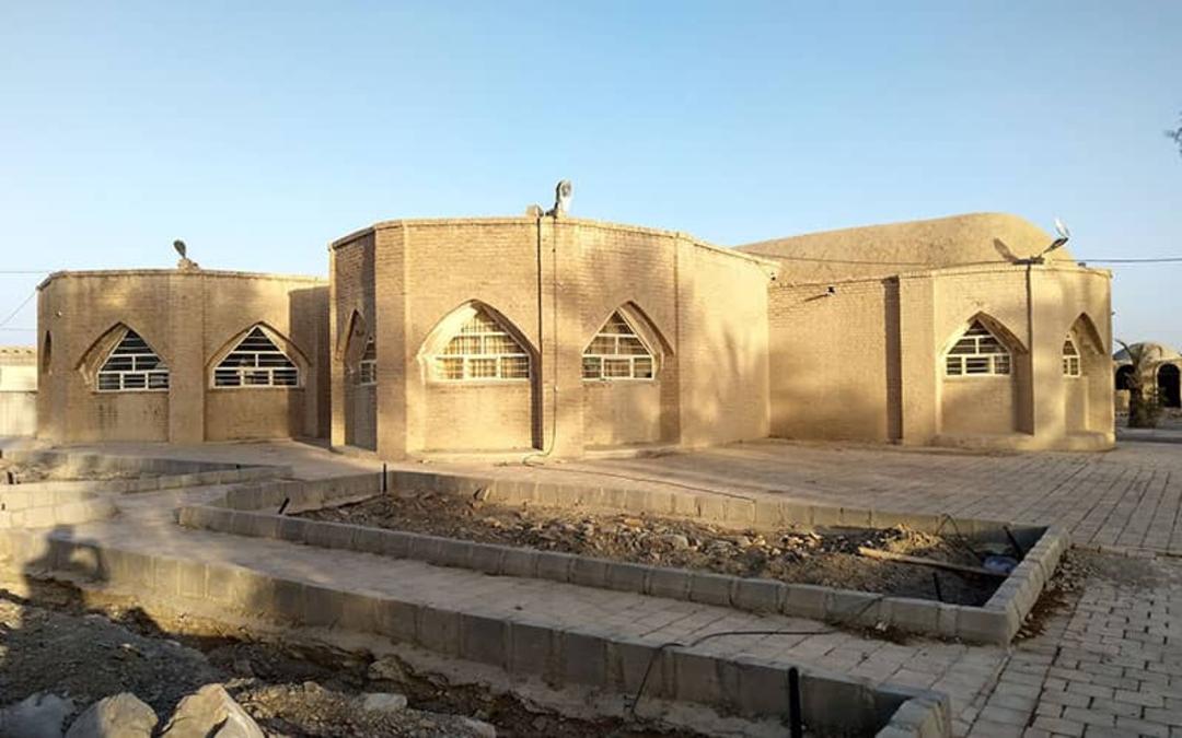 سه بنای آجری قدیمی به شکل چندضلعی و یک طبقه