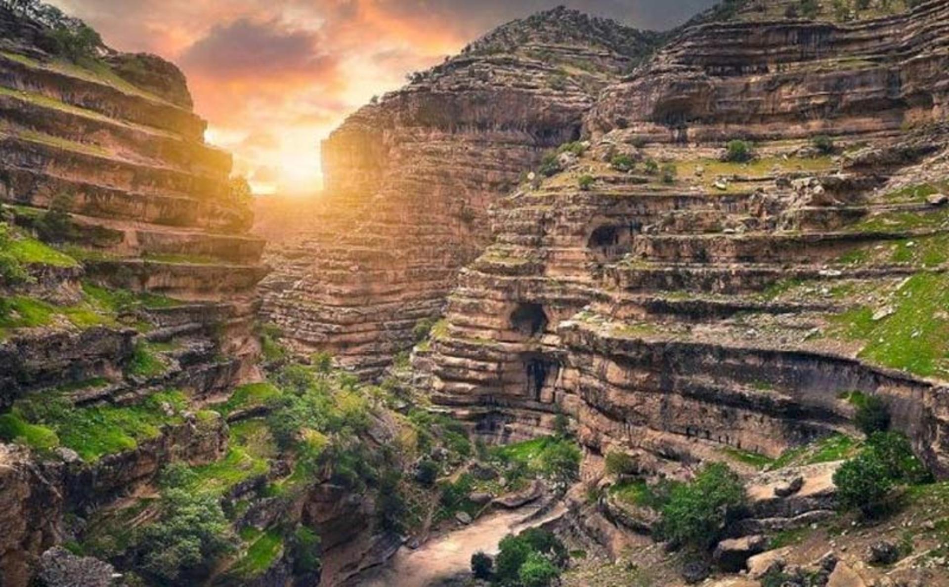 غروب خورشید میان صخره های لایه ای تنگه شیرز