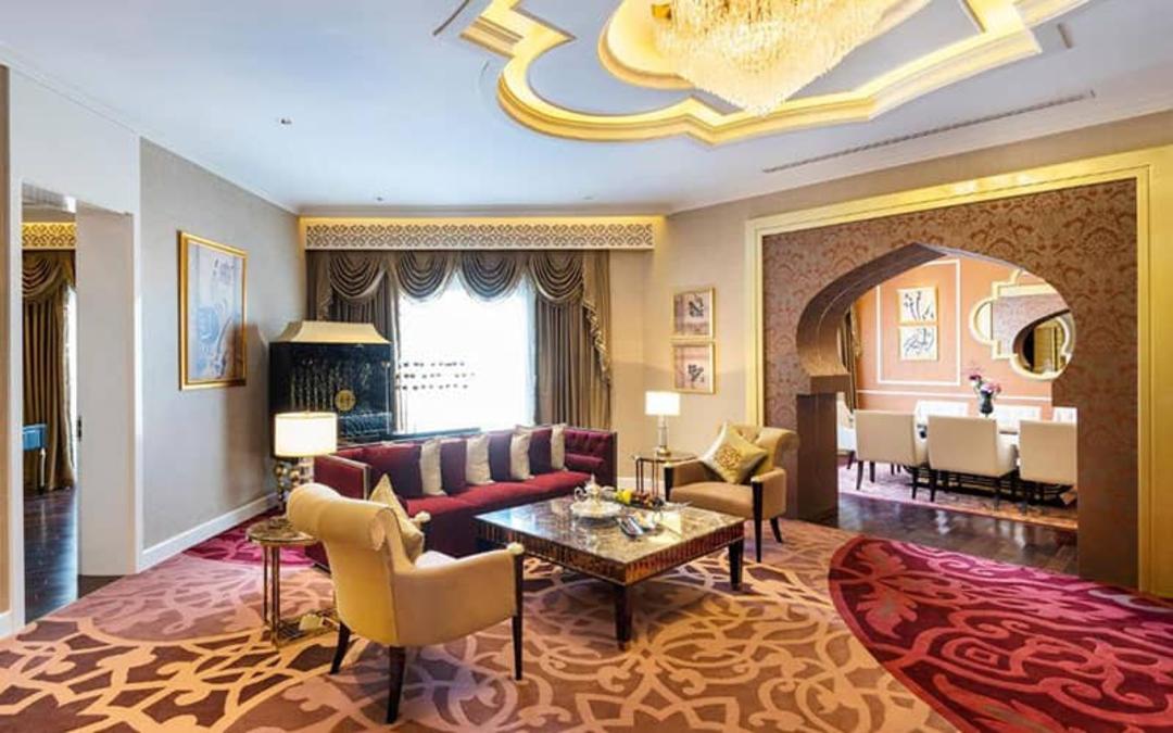 اتاق بزرگی با مبلمان قرمز و کرم 