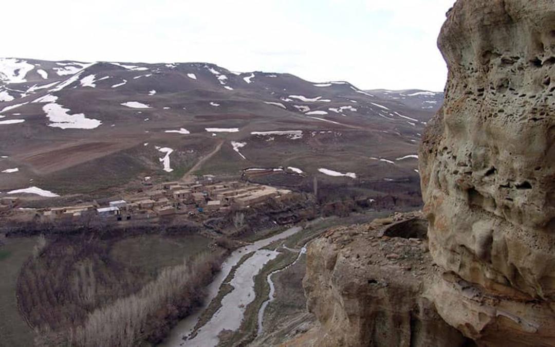 صخره ای بلند مشرف به روستایی کوهستانی