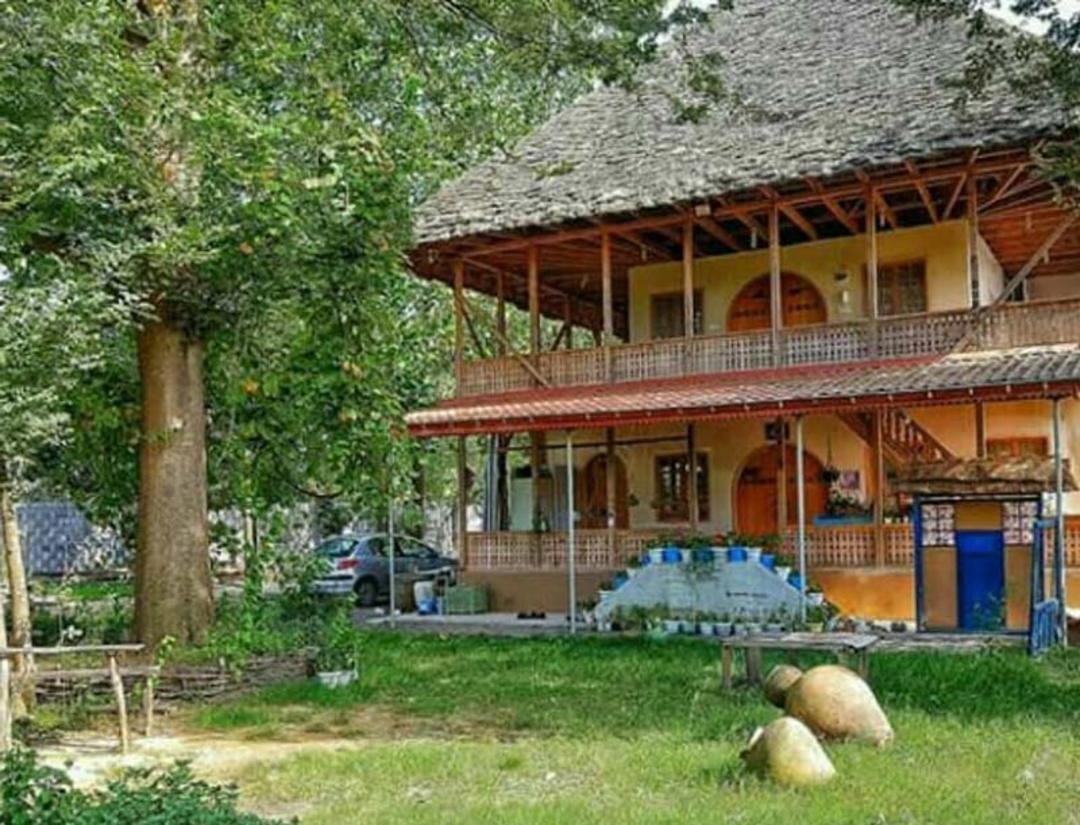 نمای بیرونی اقامتگاه بومگردی تلارخانه خمام میان جنگل سرسبز