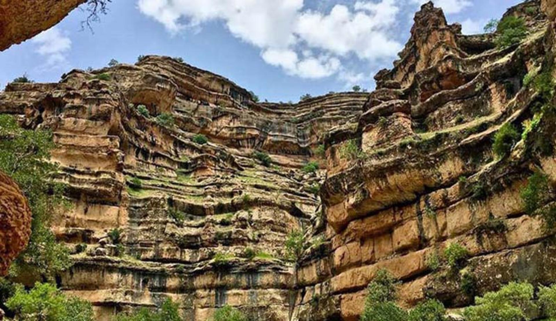 صخره های لایه ای تنگه شیرز لرستان از نمای دور