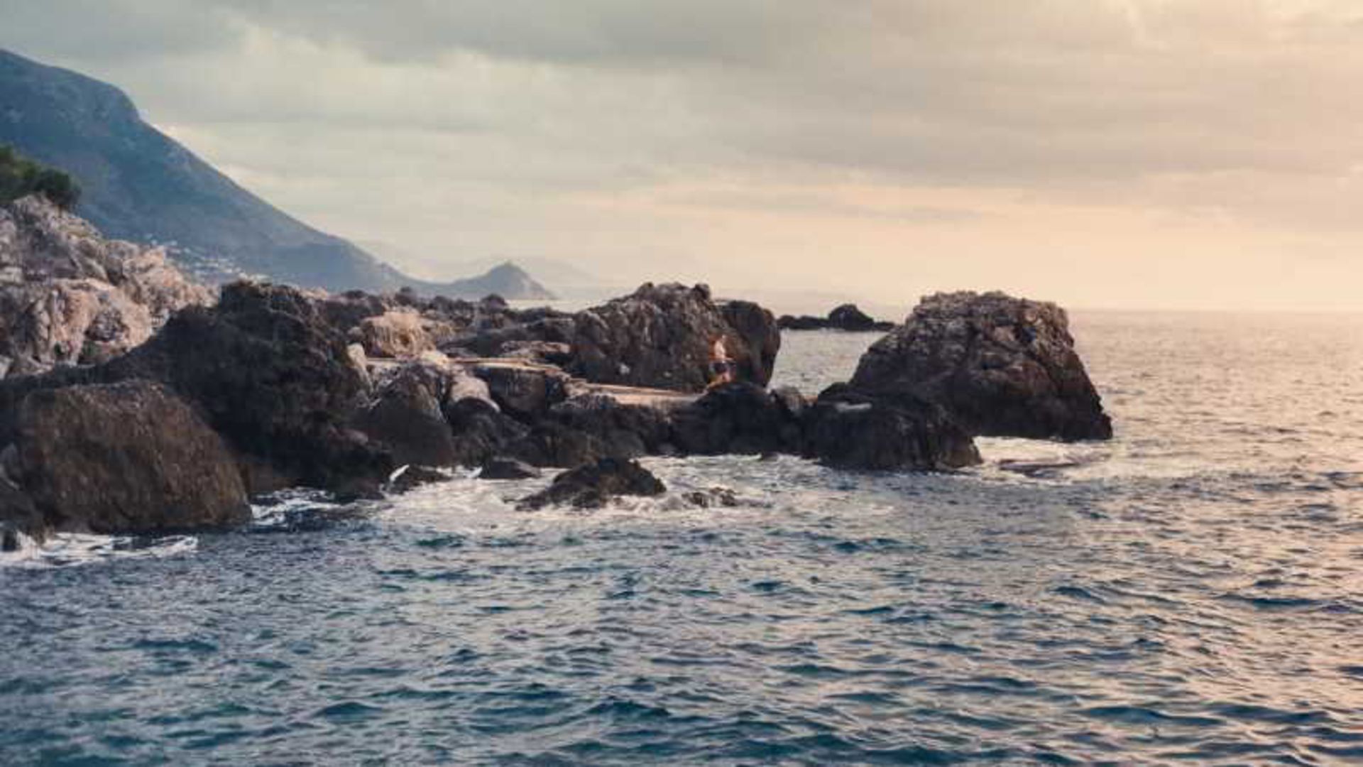 فیلم‌برداری فیلم زمانی برای مردن نیست در منطقه Spiaggia Cent'Ammari در ایتالیا