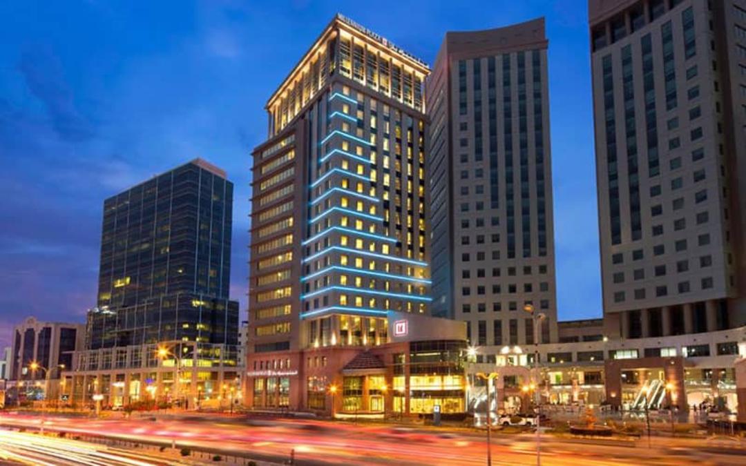 چندین آسمانخراش در مجاورت خیابان