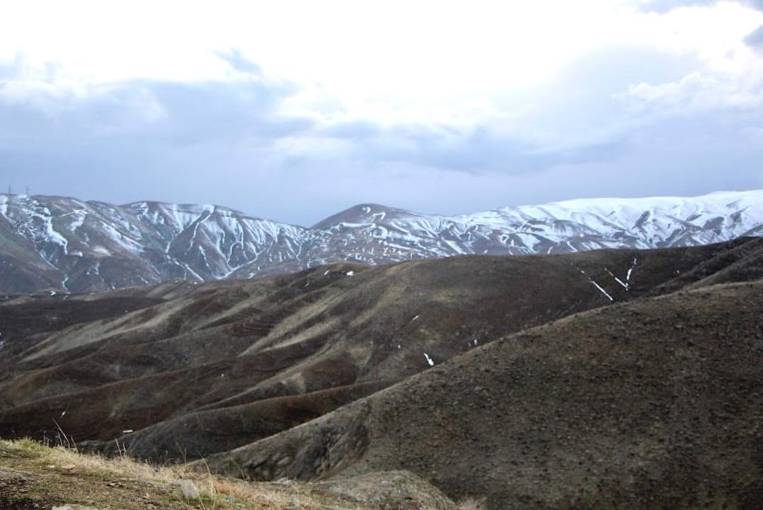 منطقه ای کوهستانی با قله های برفی
