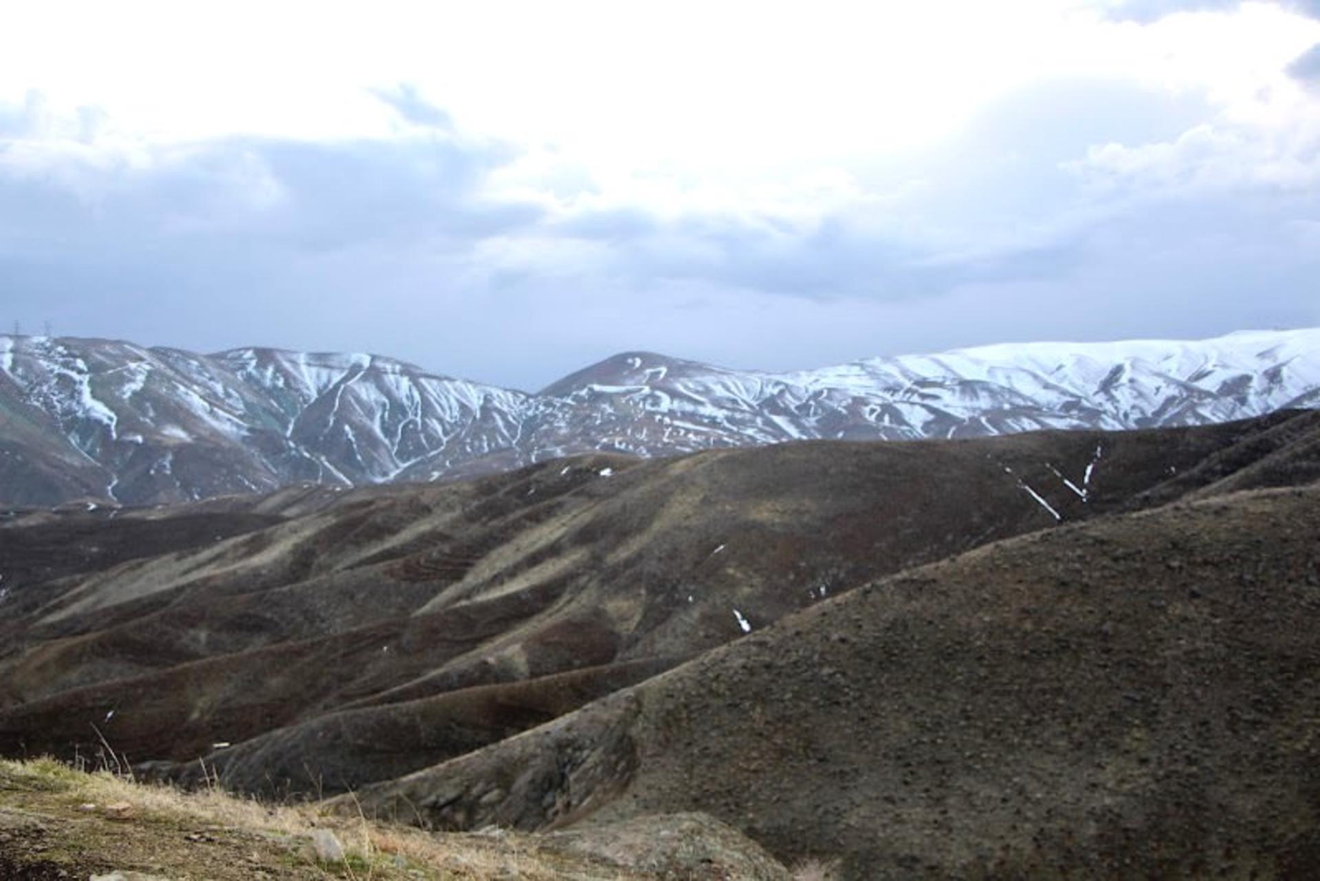 منطقه ای کوهستانی با قله های برفی