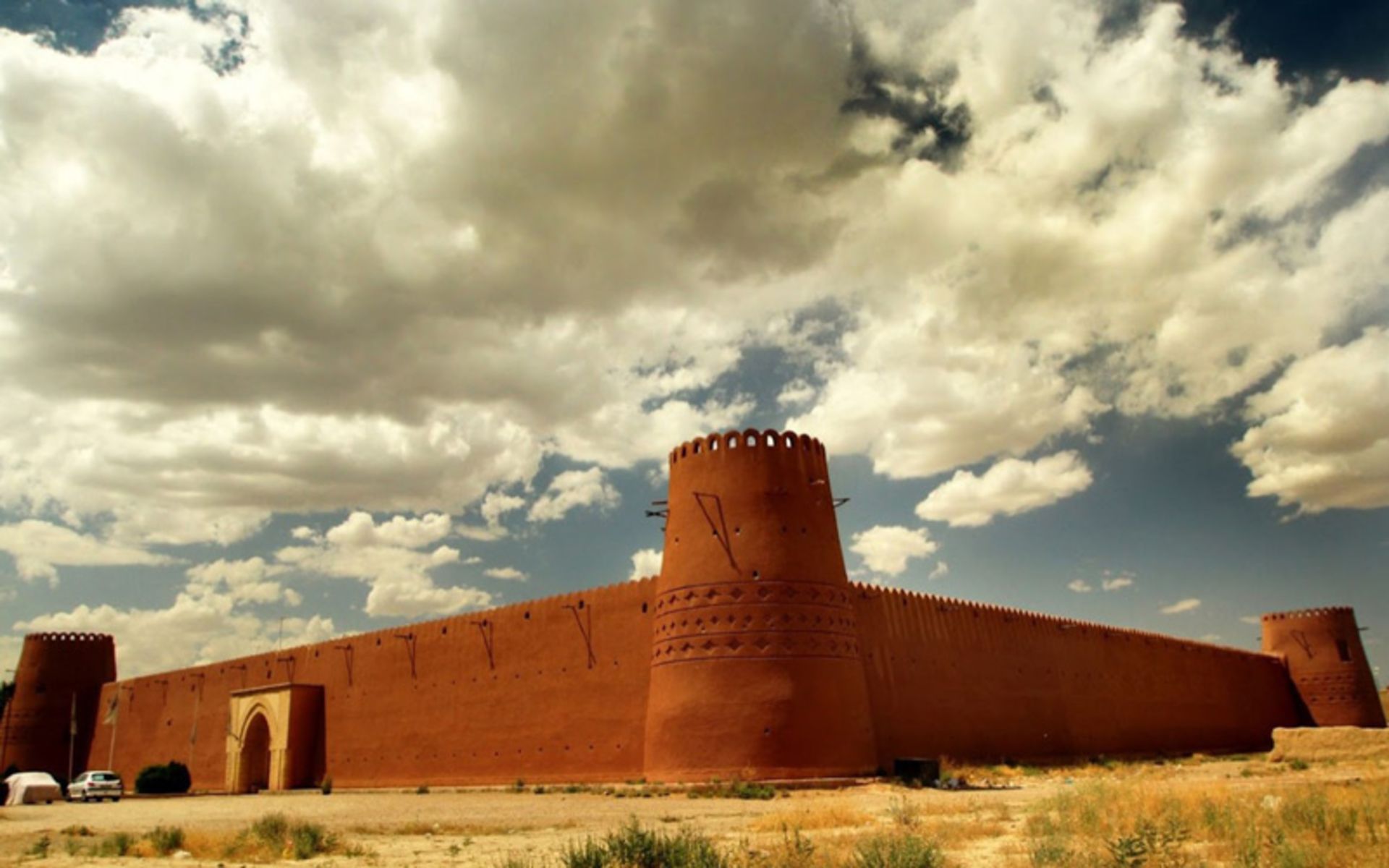 ارگ گوگد و آسمان آبی