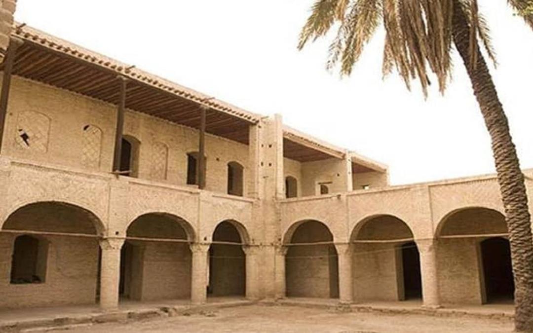 خانه ای قدیمی و دو طبقه با چندین طاق نما