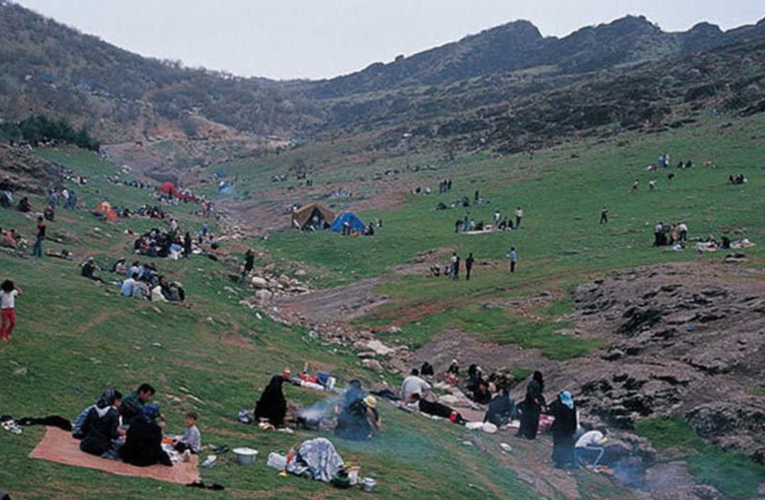 اتراق گردشگران در پارک جنگلی بلوران