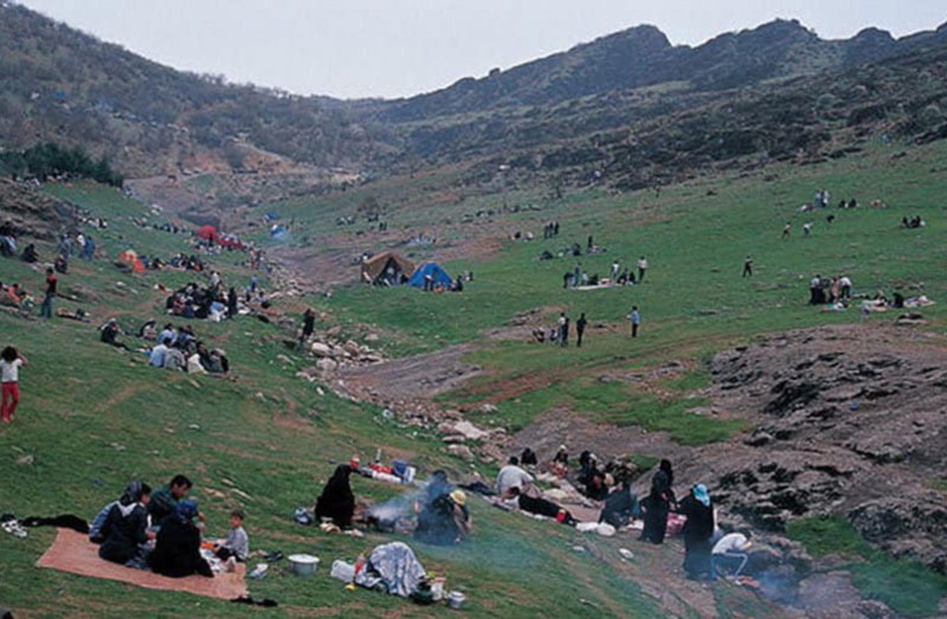 اتراق گردشگران در پارک جنگلی بلوران