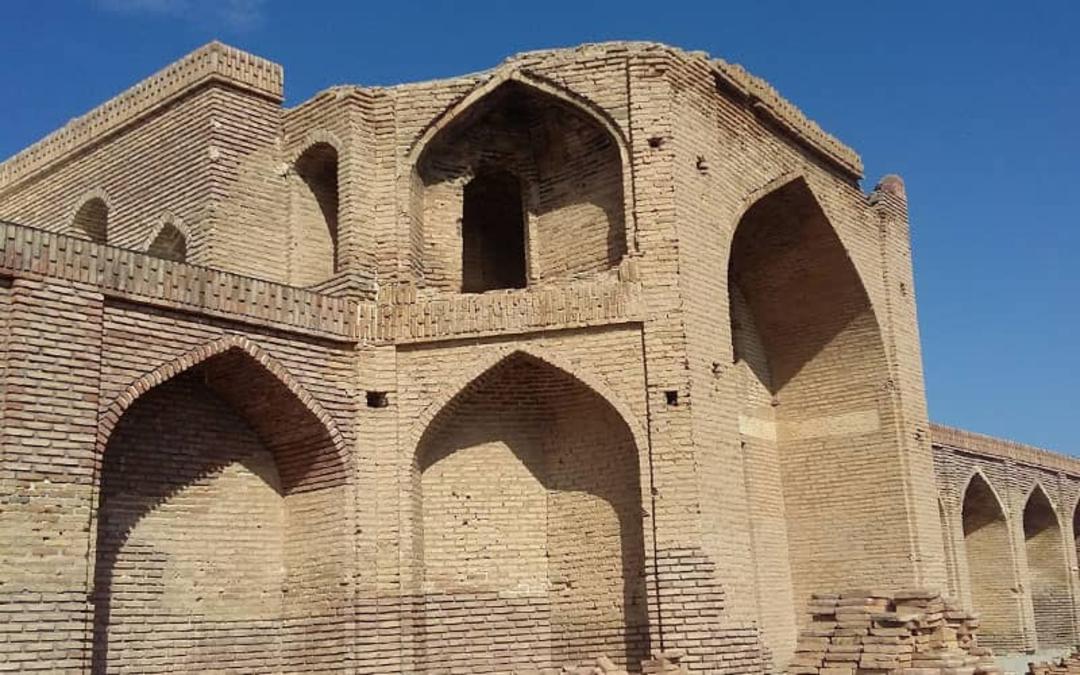سازه ای آجری و تاریخی با چندین طاق نما