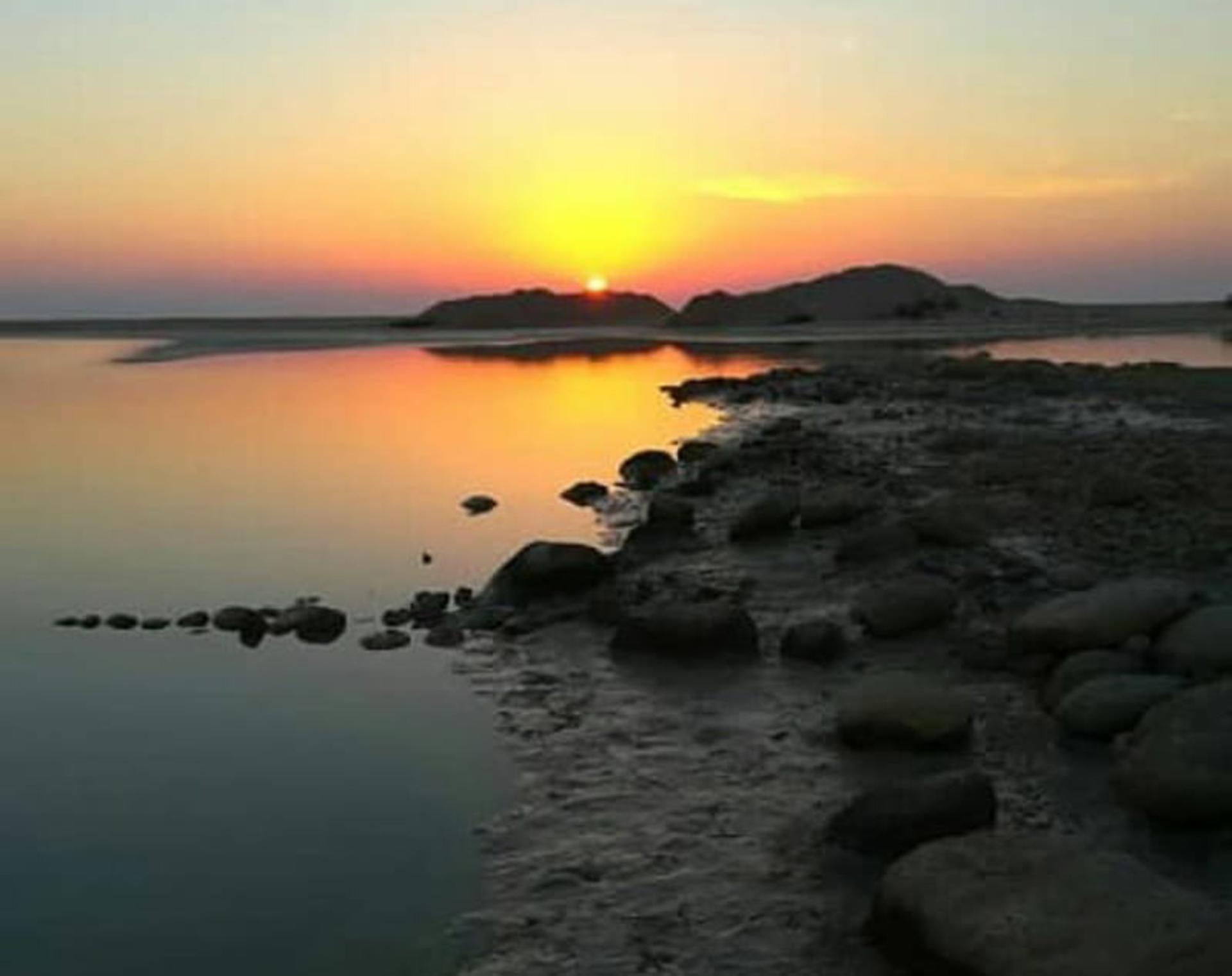 غروب دریا در بندر مقام میان سنگ ها