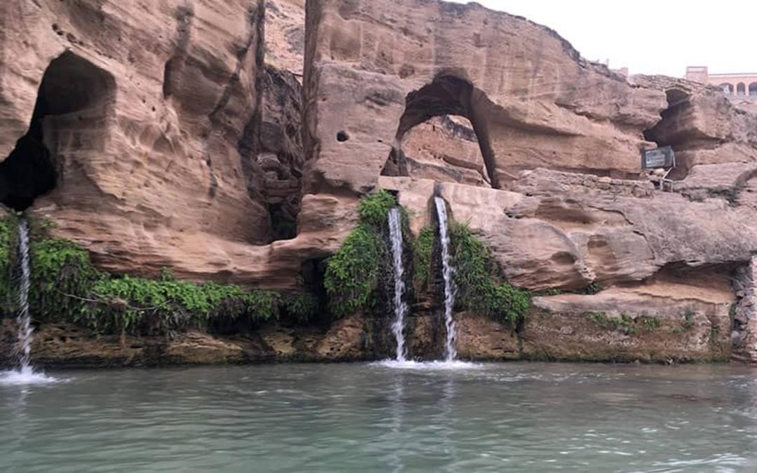 جریان آب از میان صخره‌ها به داخل رودخانه