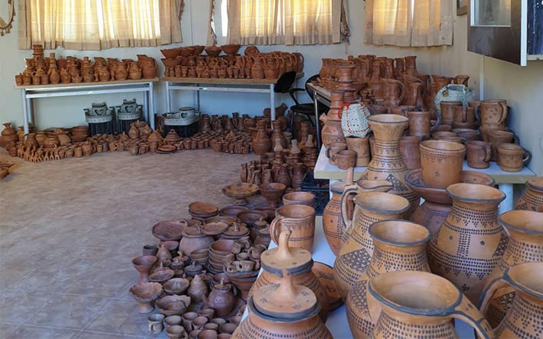 انواع سفال ها با طراحی های قدیمی روی میز و کف زمین موزه