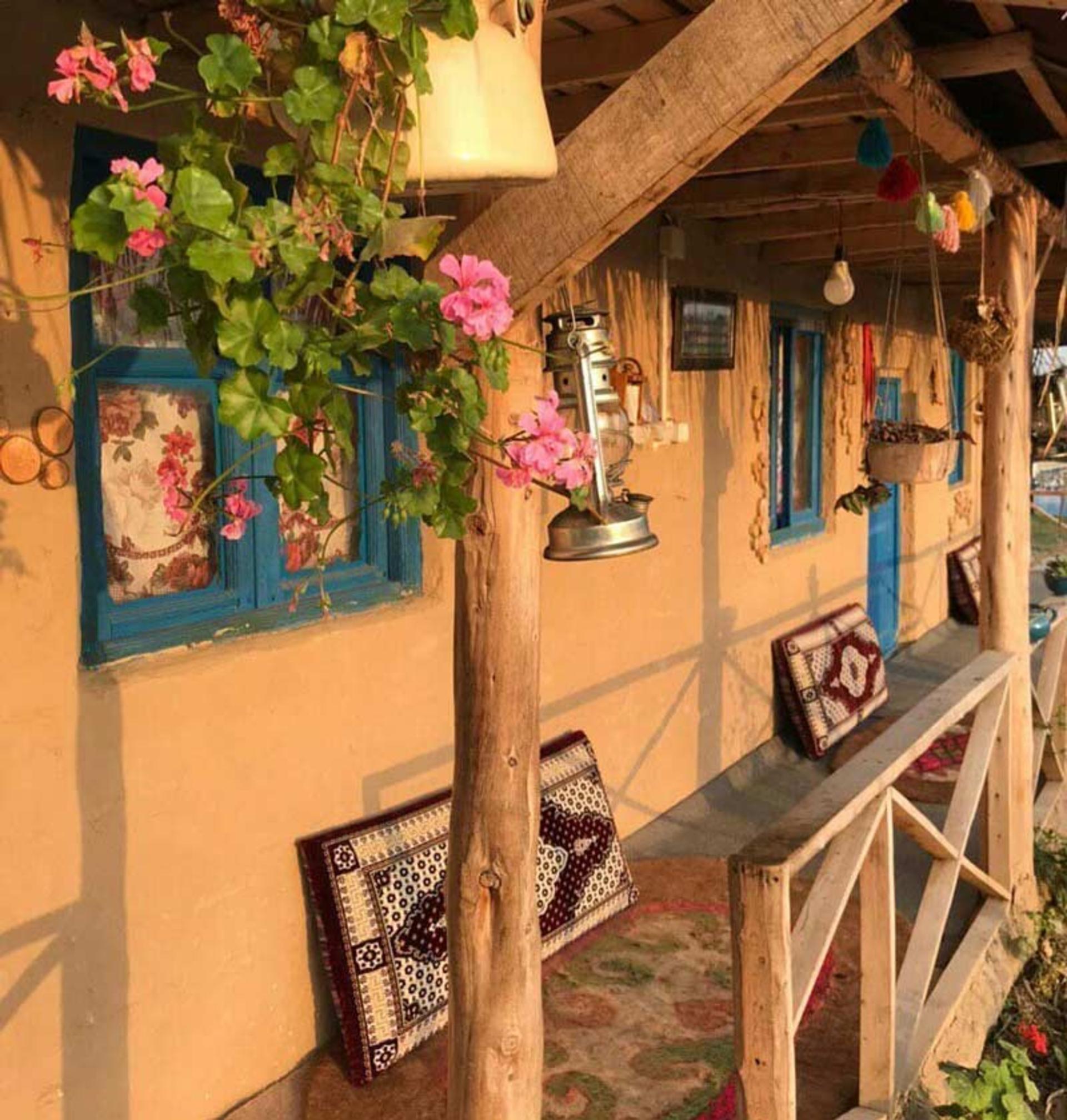 ایوان سنتی اقامتگاه بومگردی گالش منزل ساری