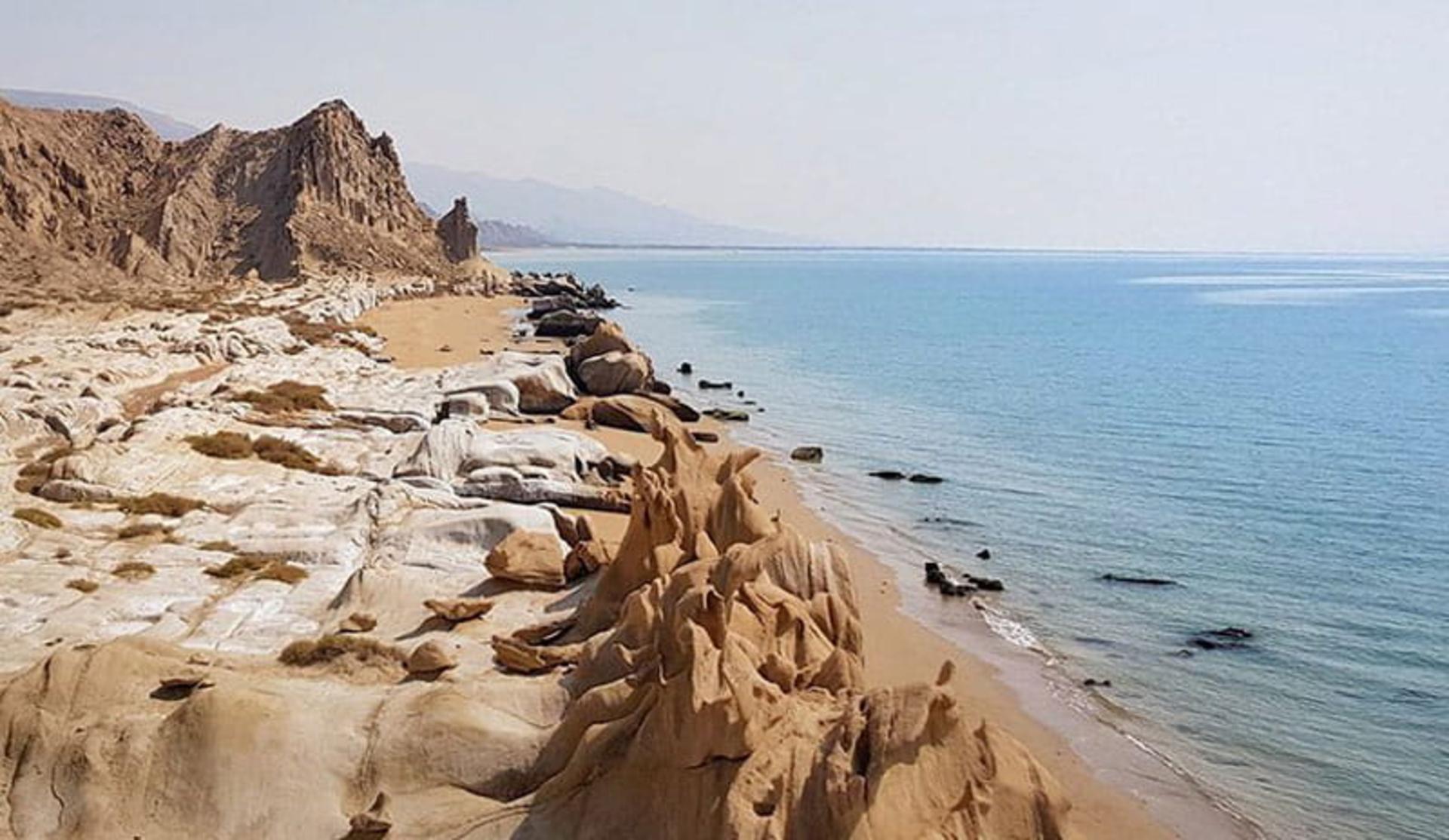 سواحل صخره ای اطراف بندر مقام از نمای بالا