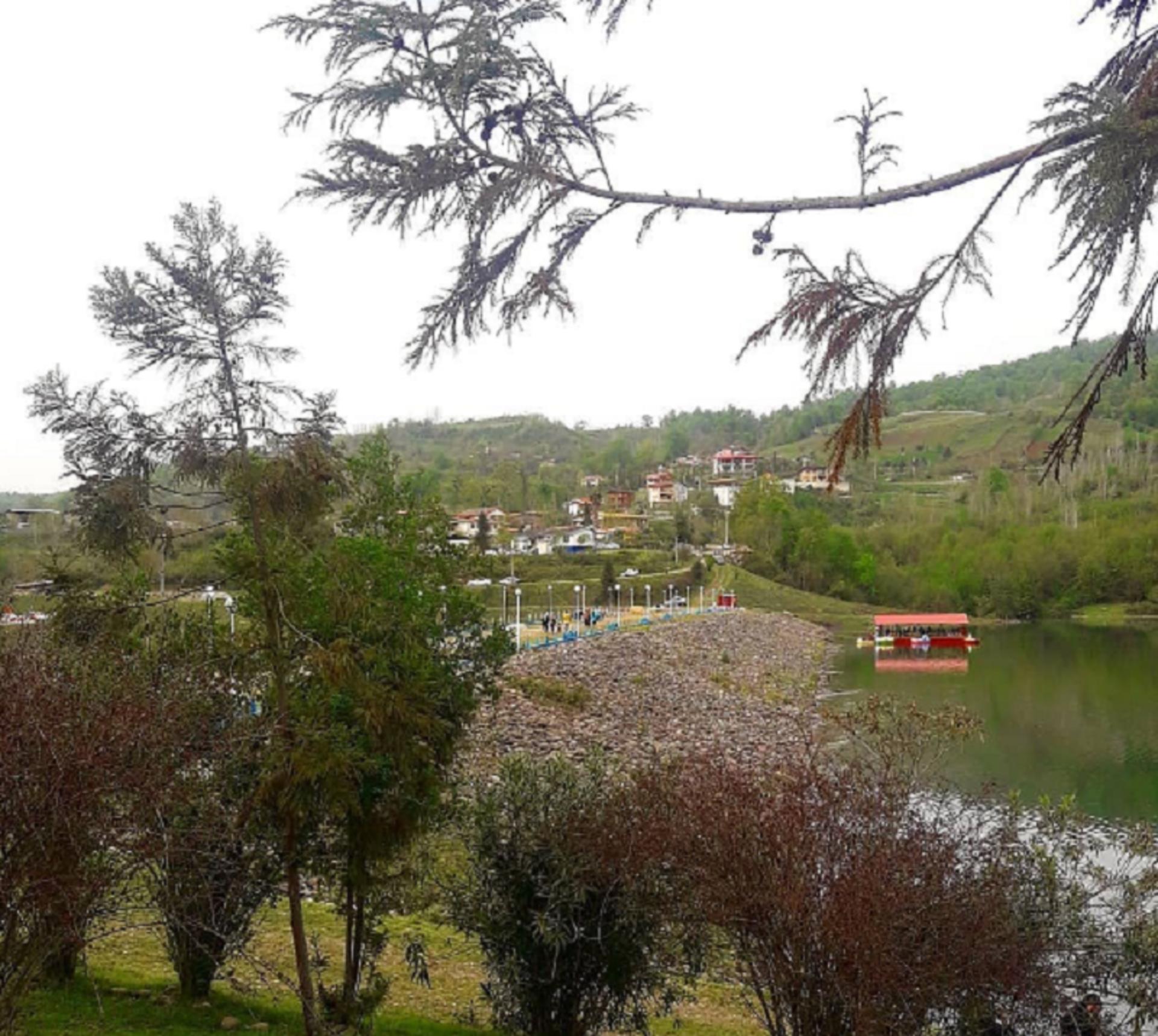 چشم انداز دریاچه دهکده توریستی برنجستانک