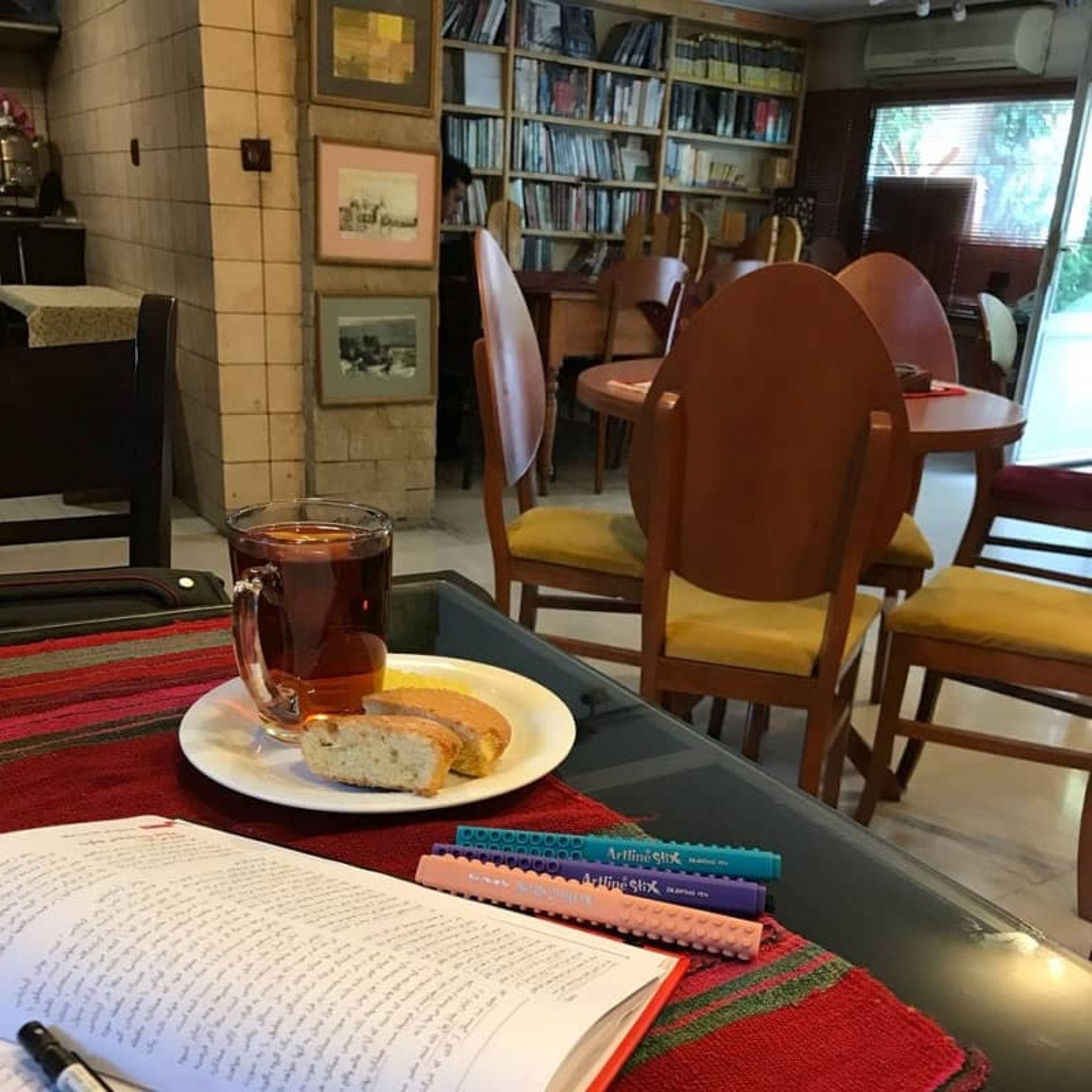 کافه کتاب آمه