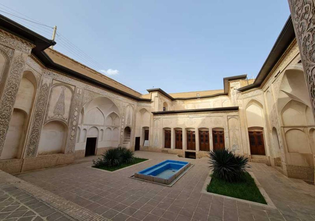 حیاط خانه طباطبایی ها