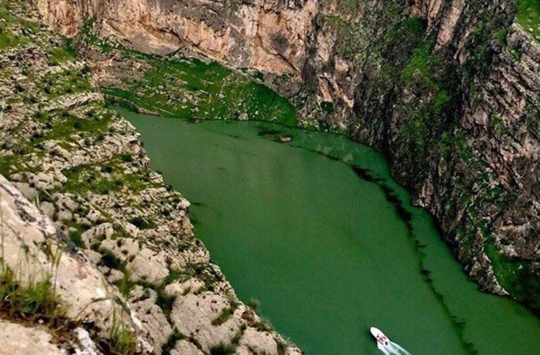 عبور قایق در مسیر تنگه کافری ایلام