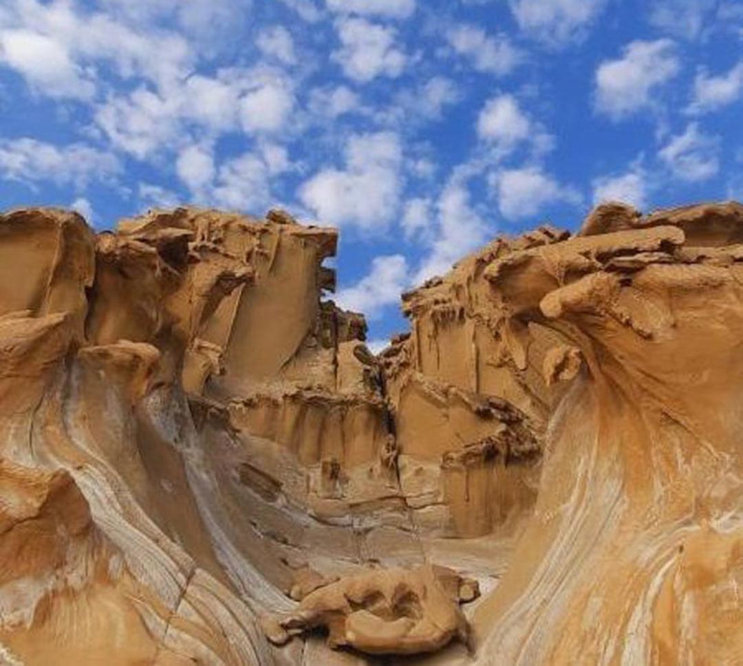 ساحل مکسر بندر مقام زیر آسمان آبی پر ابر