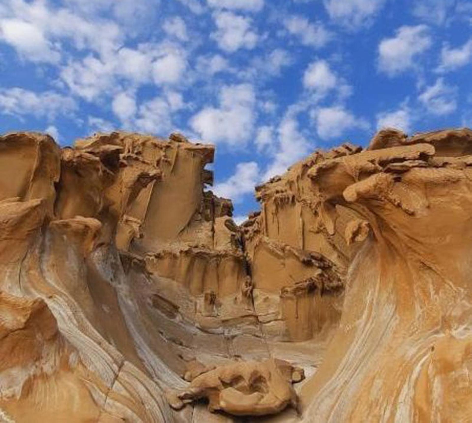 ساحل مکسر بندر مقام زیر آسمان آبی پر ابر
