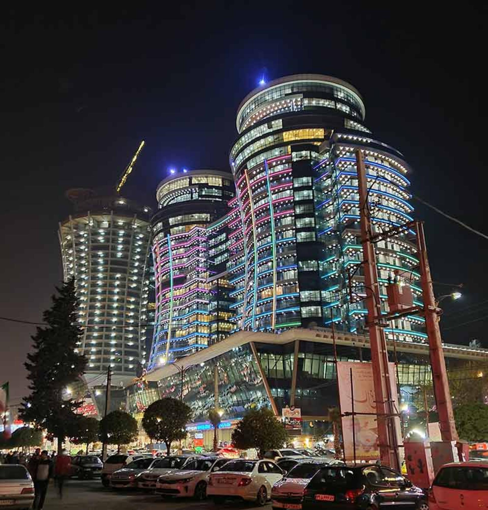 برجهای دو قلو در شب 