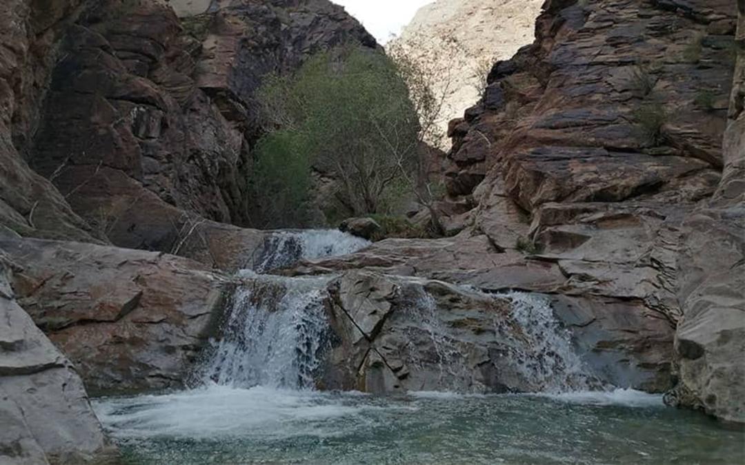 آبشاری دو طبقه و کوتاه در دل کوه