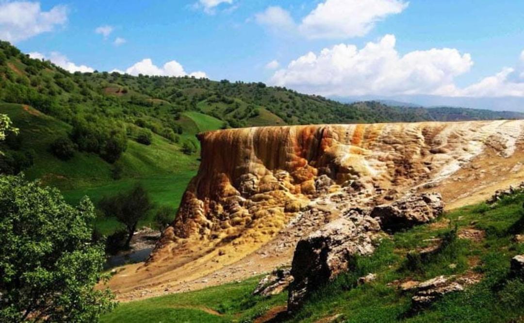 رسوب چشمه کانی گراوان در طبیعت سرسبز سردشت