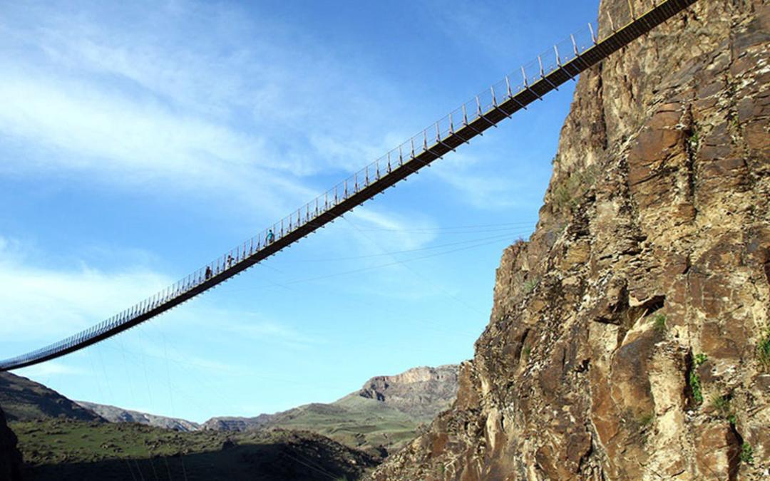 نمای زیرین پل معلق پیرتقی