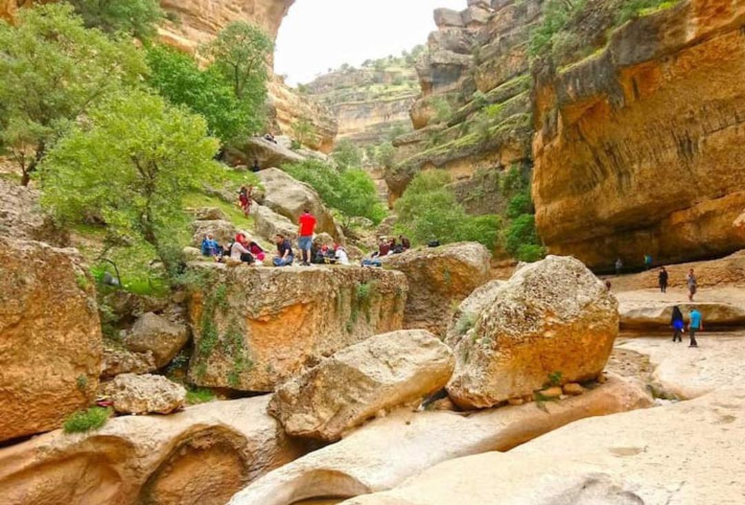 اتراق گردشگران در تنگه شیرز لرستان