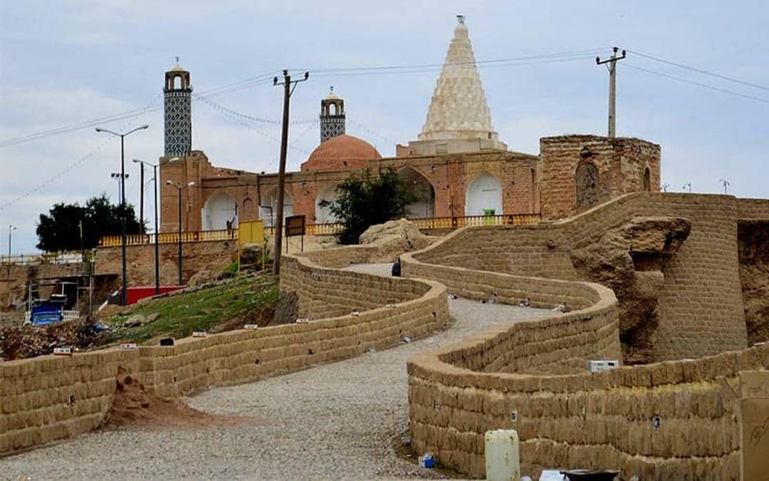 مسیری مارپیچ با دیواره سنگی