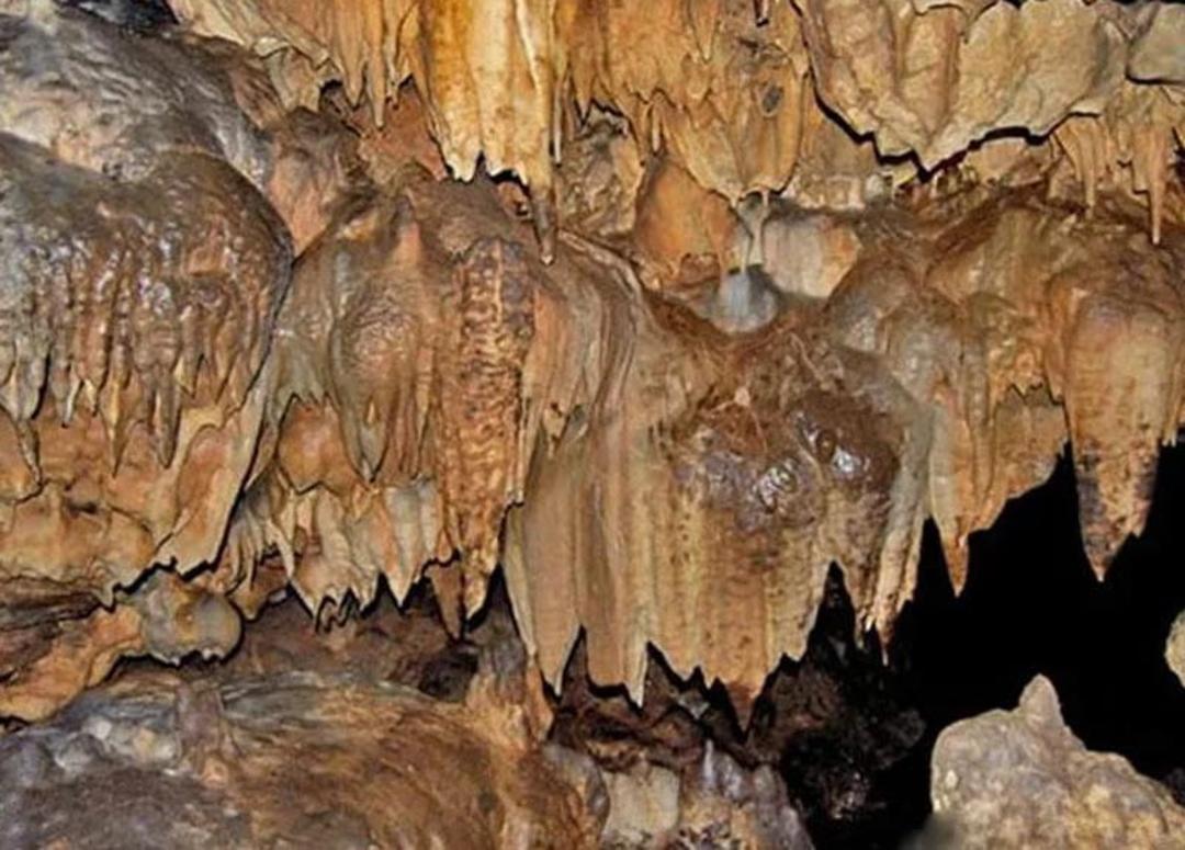 قندیل های غار نول سی سخت از نمای پایین