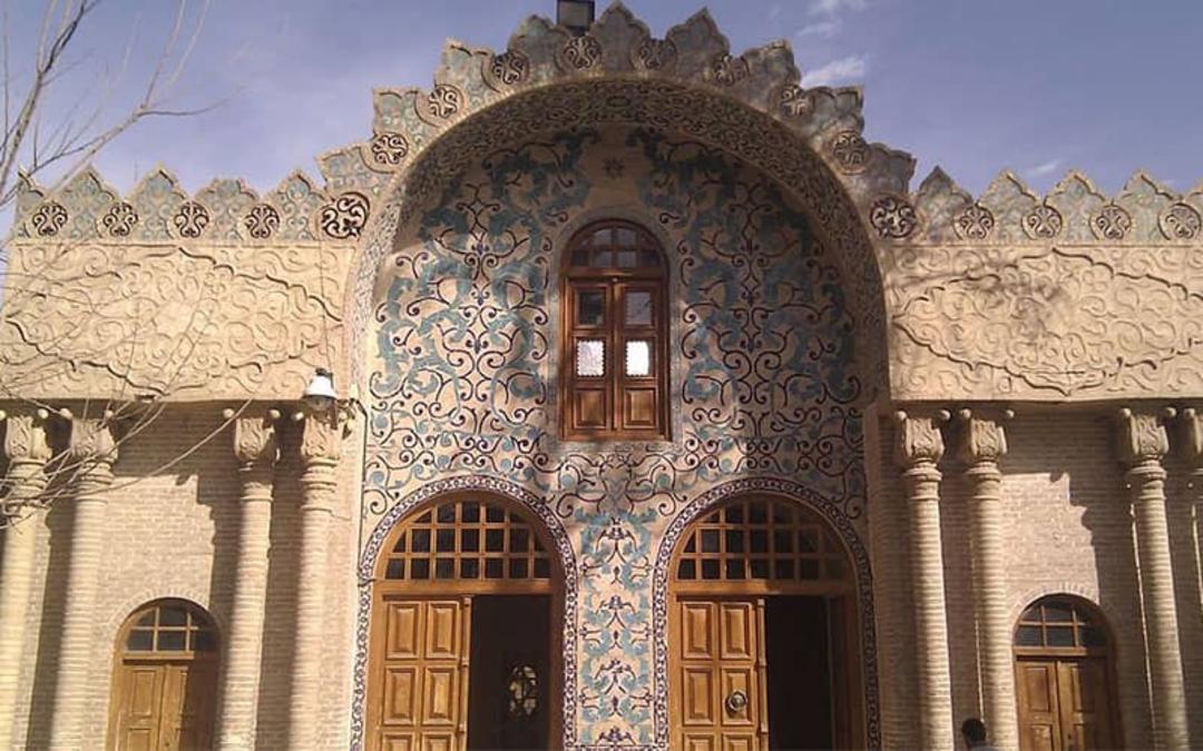 نمای بیرونی عمارتی تاریخی با 