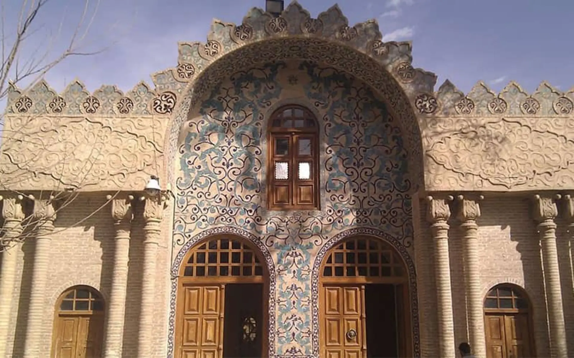 نمای بیرونی عمارتی تاریخی با 