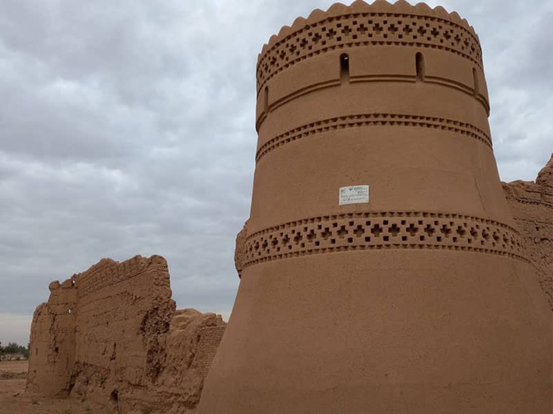 برج و دیوار یک قلعه