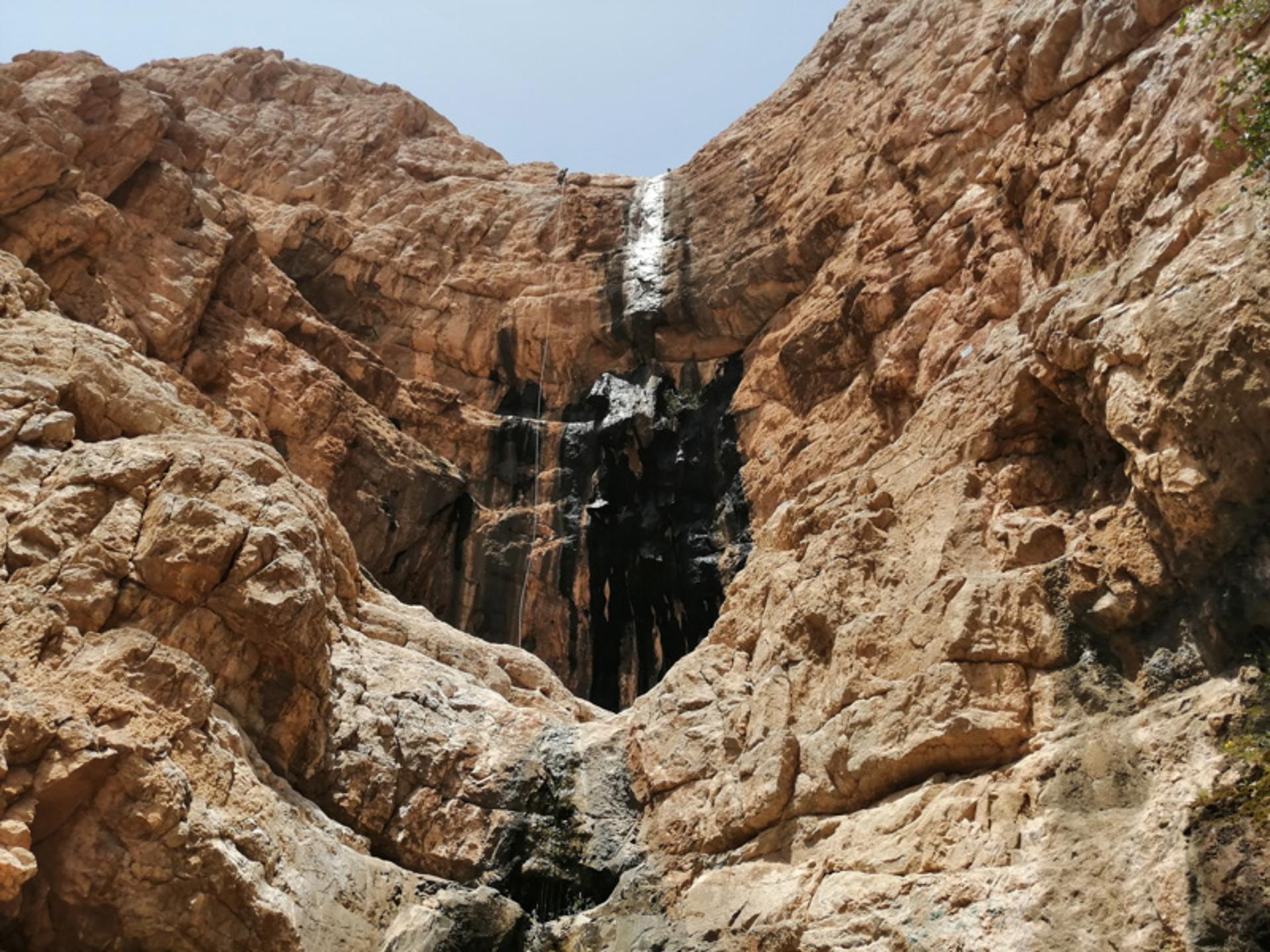 نمایی از چشمه لادر در کوه
