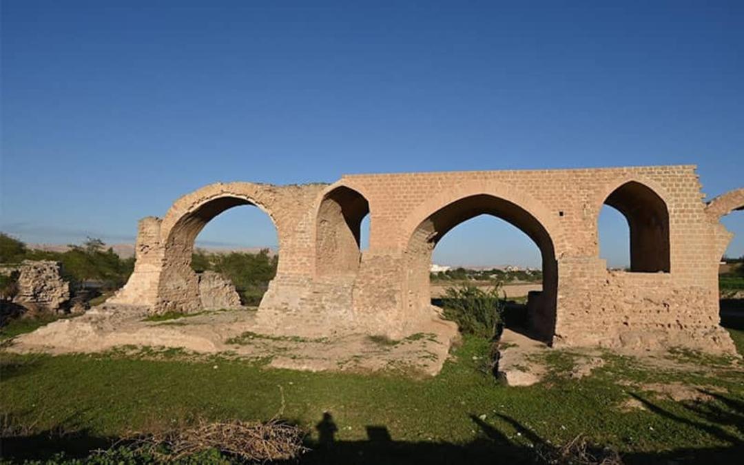 بقایای پلی تاریخی با چند دهانه