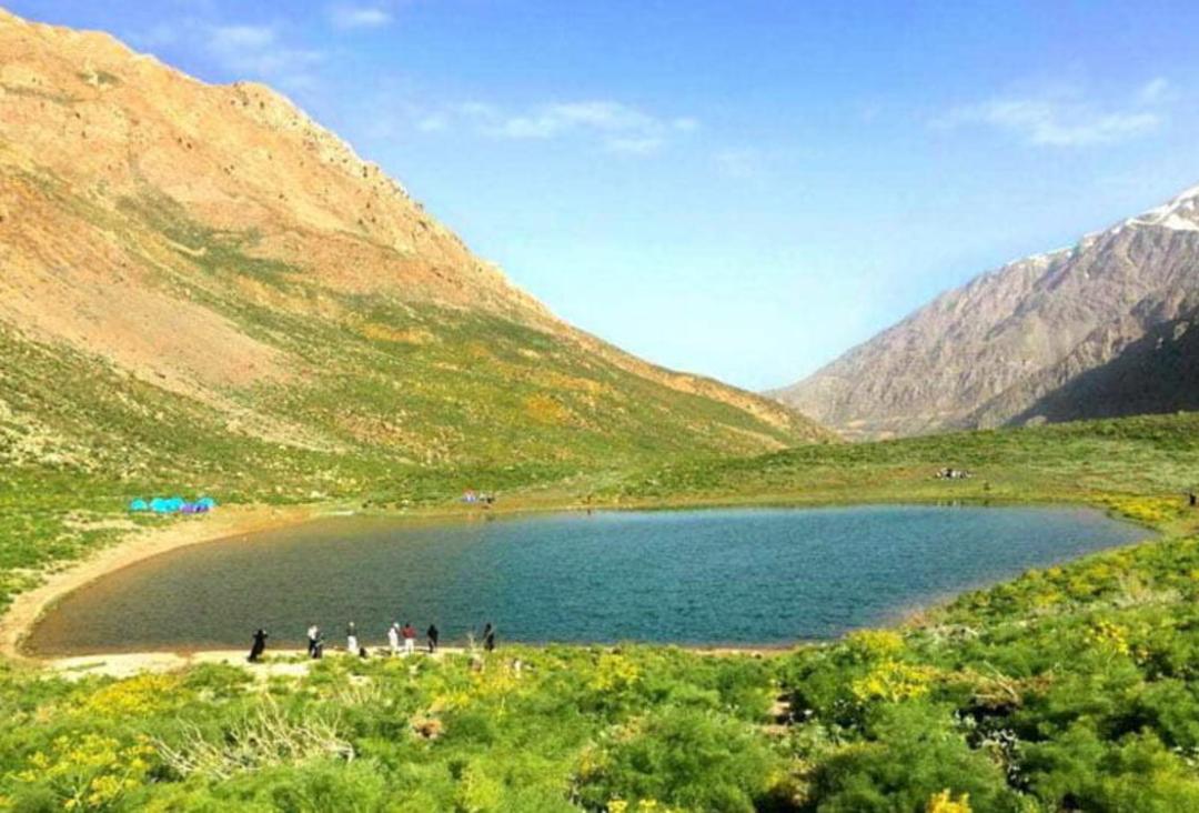 دریاچه کوه گل سی سخت در کوهستان دنا در بهار