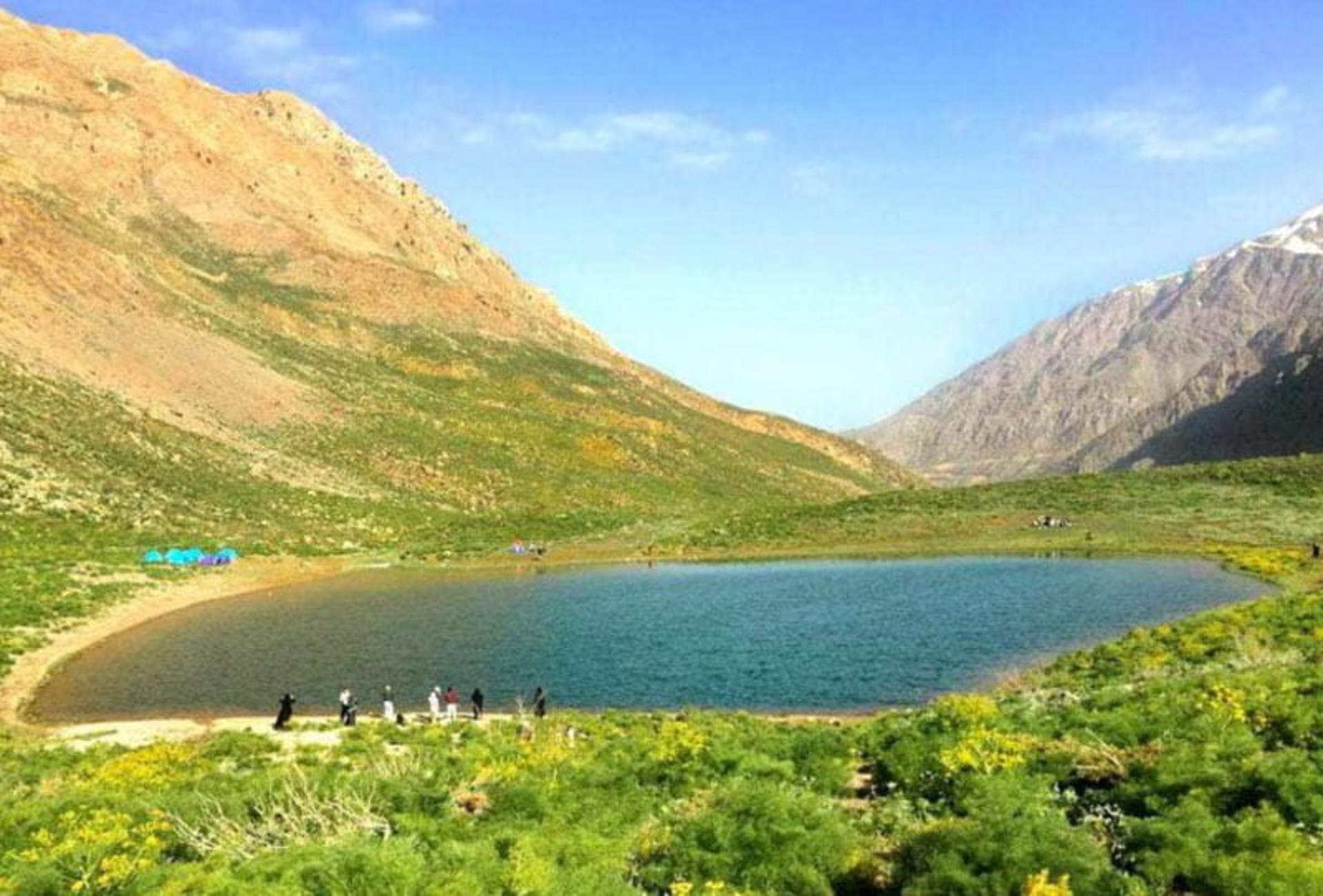 دریاچه کوه گل سی سخت در کوهستان دنا در بهار