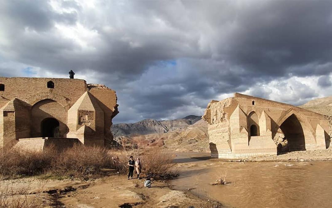 بقایای پلی تاریخی بر روی رودخانه ای پرآب