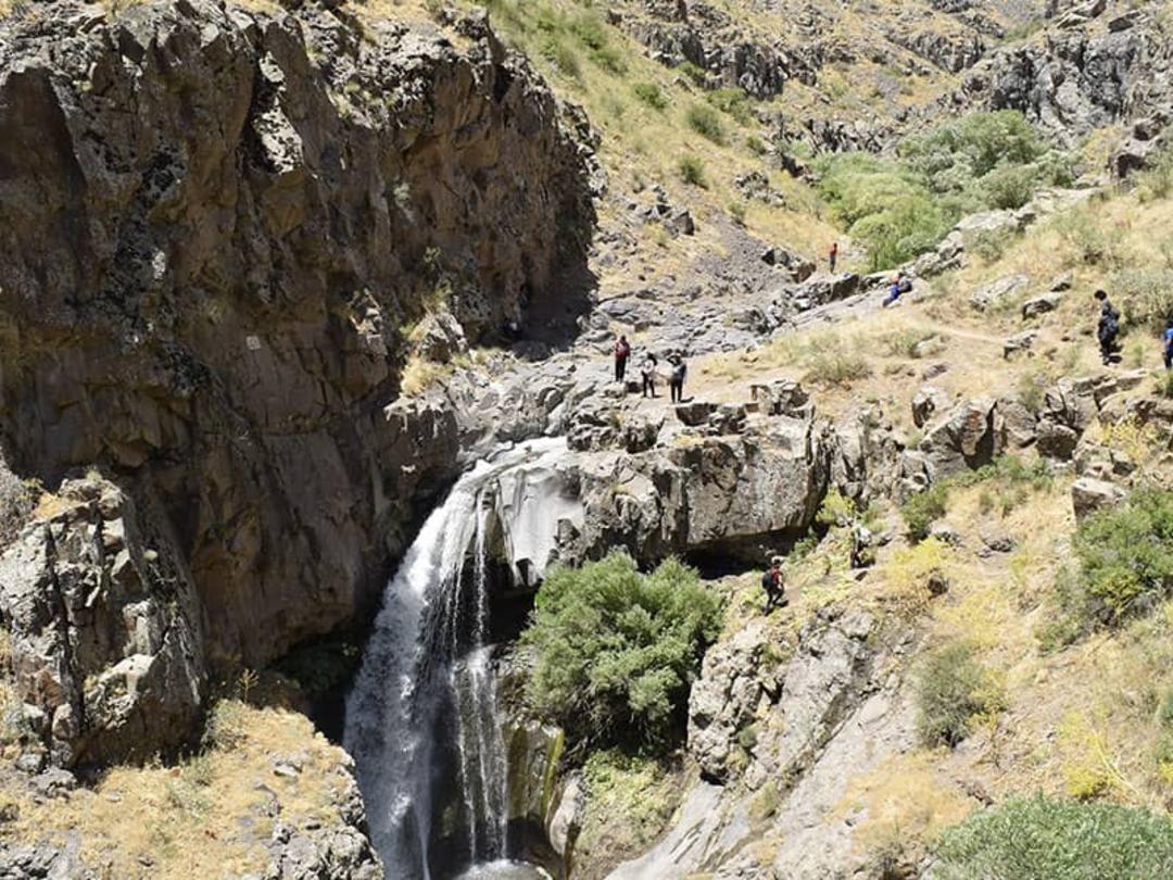 آبشار پرآب و کم ارتفاع در دل کوهستان