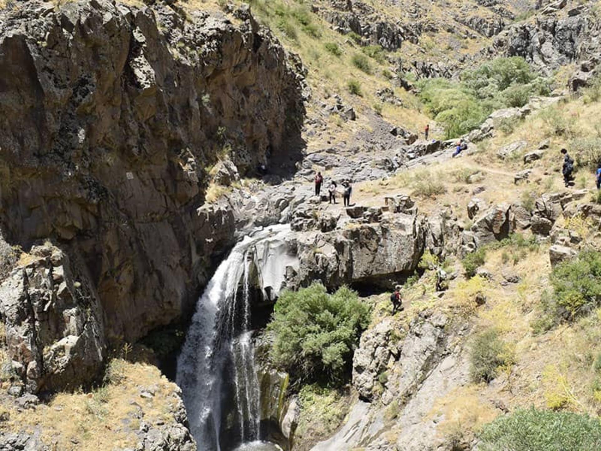 آبشار پرآب و کم ارتفاع در دل کوهستان